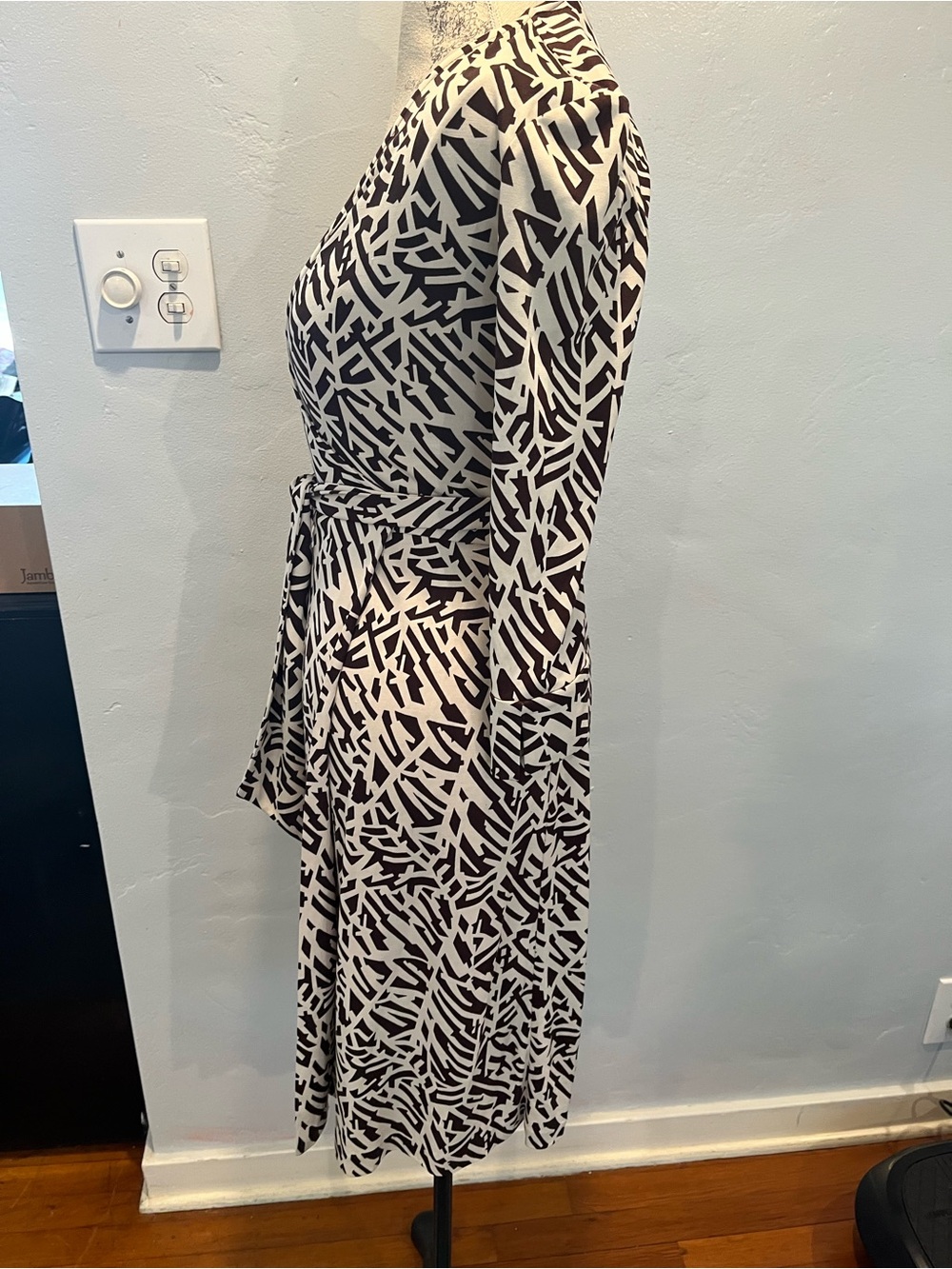 Diane Von Furstenberg Wrap Dress Size 2 - Picture 3 of 10